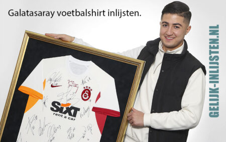 Galatasaray voetbalshirt in laten lijsten.